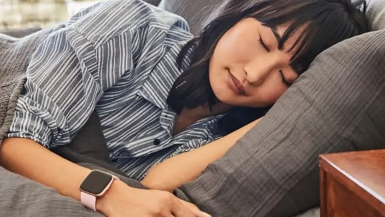 a person sleeps with a fitbit versa on their wrist