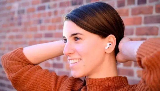 A person wearing AirPods.