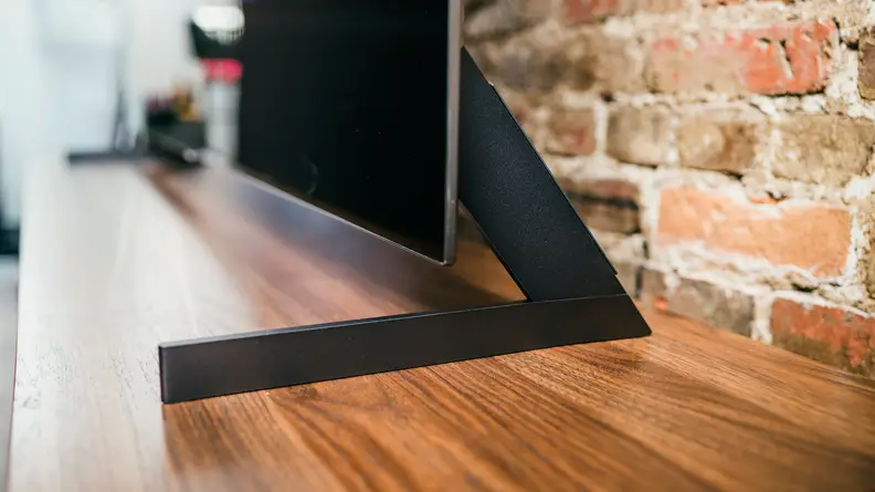 A close-up photo of the LG G1's stand, which is comprised of two L-shaped feet