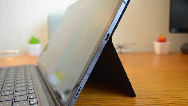 Samsung Galaxy Tab S7+ Side