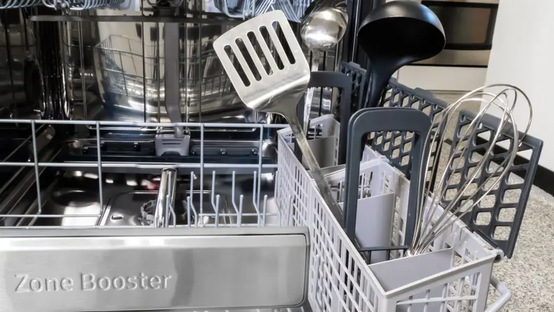 The Samsung DW80R9950UT/AA dishwasher cutlery basket has a robust plastic build, but is somewhat difficult to remove.
