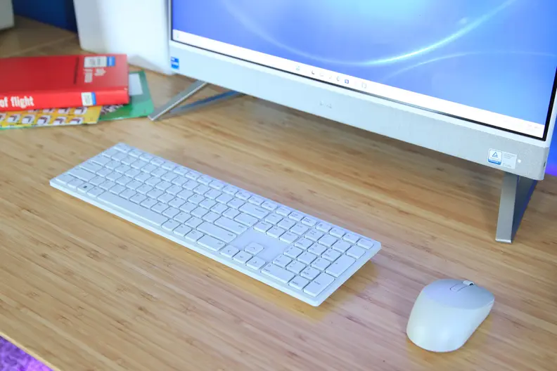 The bundled keyboard and mouse below the monitor.