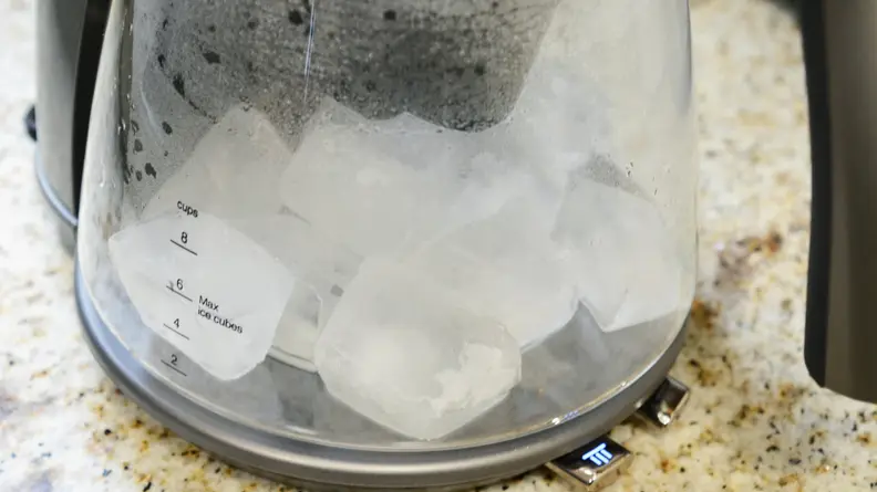 This De'Longhi brewer can tell you how much ice it needs to make the perfect iced coffee.