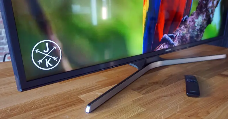 The MU6300 perches upon a silvery plastic stand in the shape of a V, and features a minimalist—if typical—design scheme. It includes the minimalist new Samsung remote.