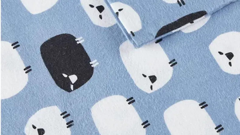 a black sheep amongst white sheep on the woolrich flannel sheets