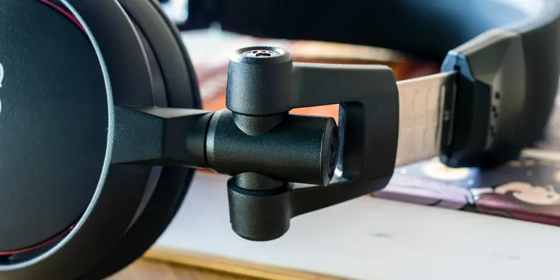 A photo of the Sony MDR-V55's hinge.