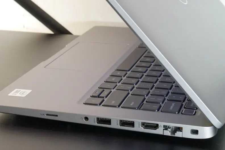 A photo of the Dell Latitude 5420 ports on the right side