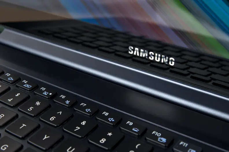 A photograph of the Samsung ATIV Book 9 2014 Edition's reflectivity.