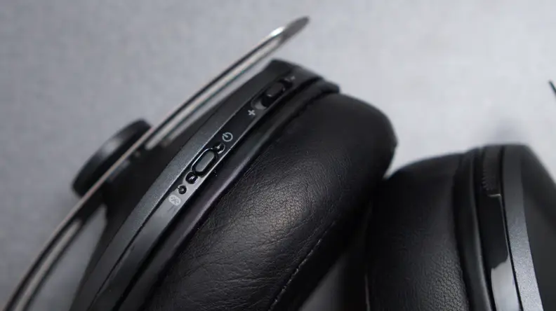 Instead of an in-line controller on the cable, the audio controls are located on the right earcup.