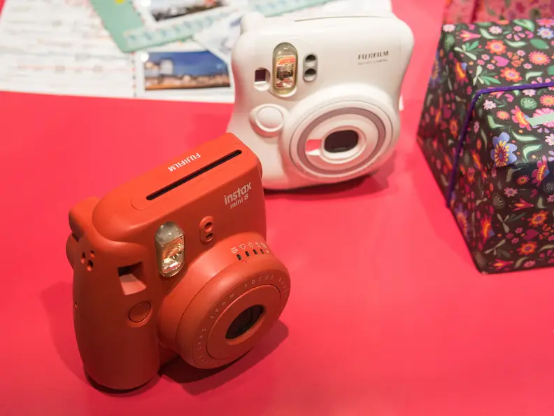 Instax Mini 8 (Raspberry) – Top