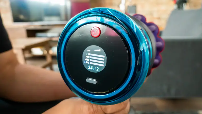 The Dyson Gen5detect LCD screen displaying battery life.