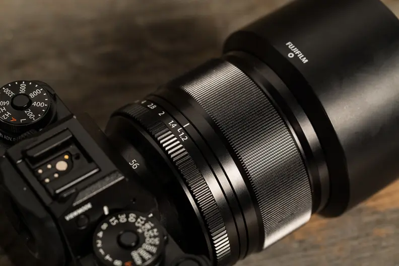 Like most other Fujifilm XF lenses, the 56mm f/1.2 provides a large, well-damped focus ring and a physical aperture dial.
