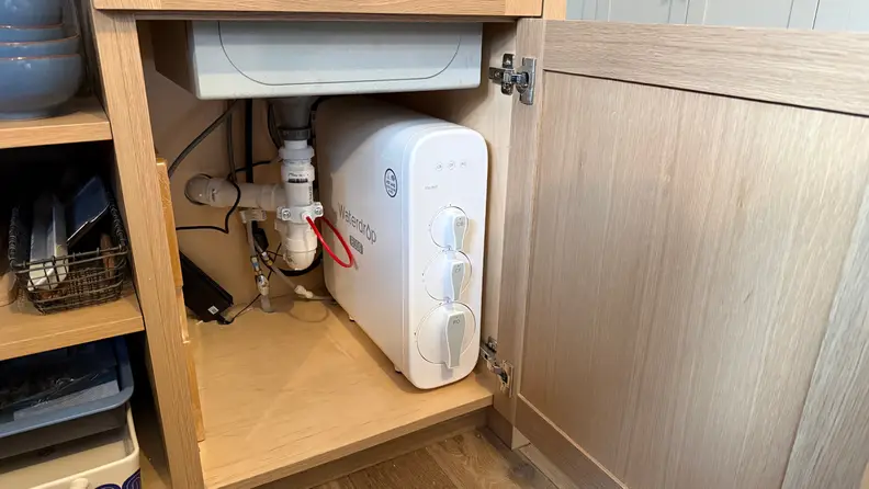 Waterdrop G3P800 reverse osmosis unit installed inside a kitchen cabinet beneath the sink.