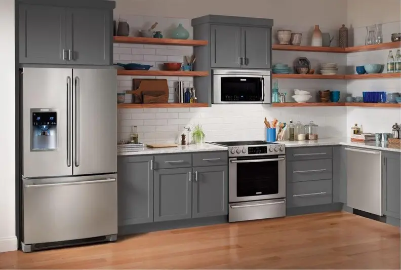 With its great cooking performance and cooktop that can reach temperatures of 770°F, we love the Electrolux EI30EF45QS electric range.