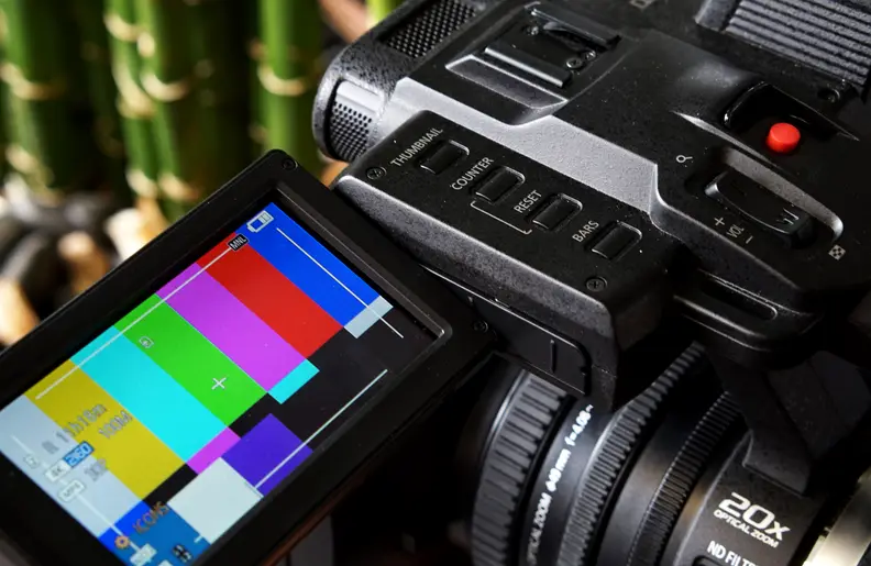 The X1000 has easy to reach controls for when you're using the handle to shoot from.