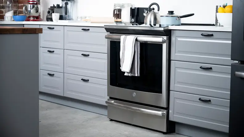 The GE Profile PHS930SLSS induction range.
