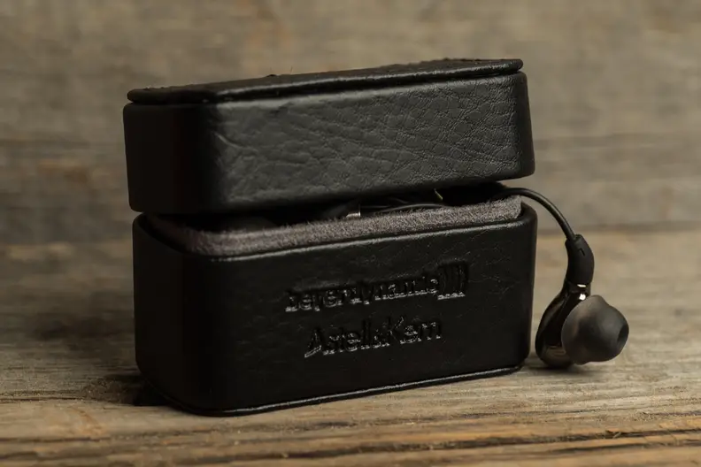 A photo of the Beyerdynamic Astell & Kern AK T8iE's leather case.