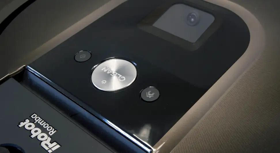 The 980 has a camera on top to help it navigate.