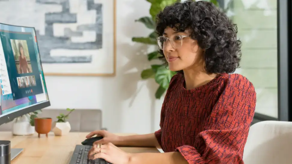 Woman working at an HP computer