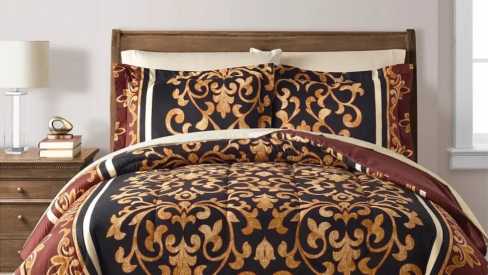Elegant patterned quilt