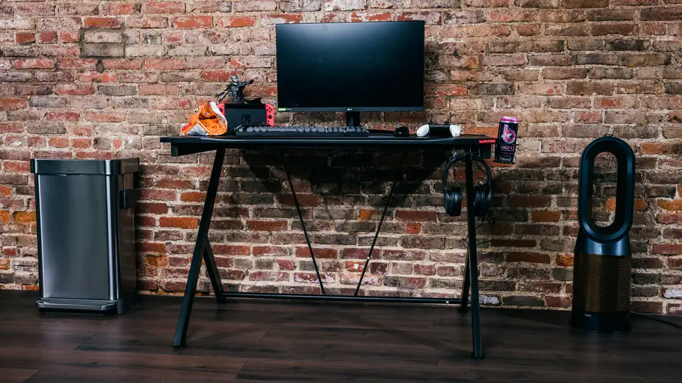A photo of a gaming desk.