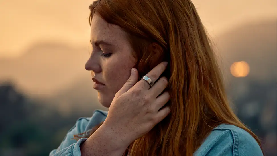 A woman wearing the silver Oura Ring Gen 3.