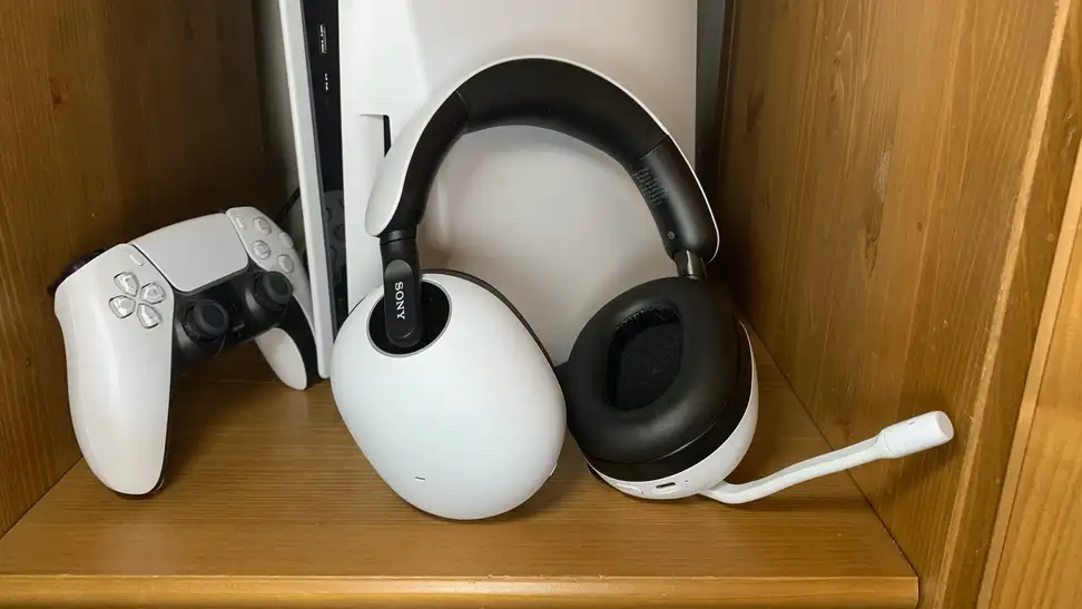 The Sony Inzone H9 and a PS5.