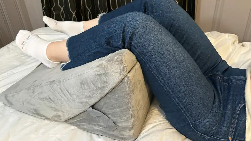 A tester with an All Sett-brand leg elevation pillow under her knee