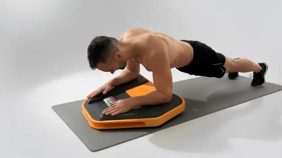 Man does a plank using the Aviron Ab hero