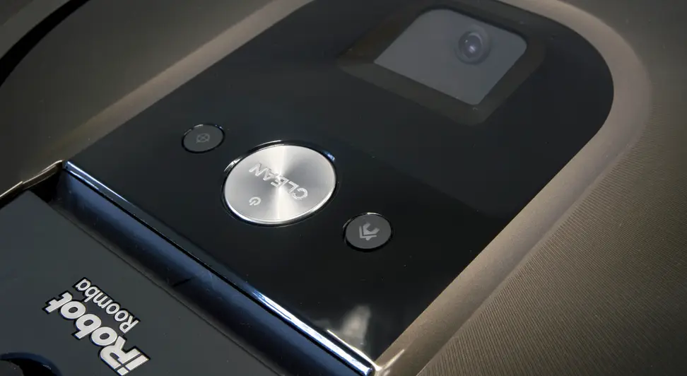 The 980 has a camera on top to help it navigate.
