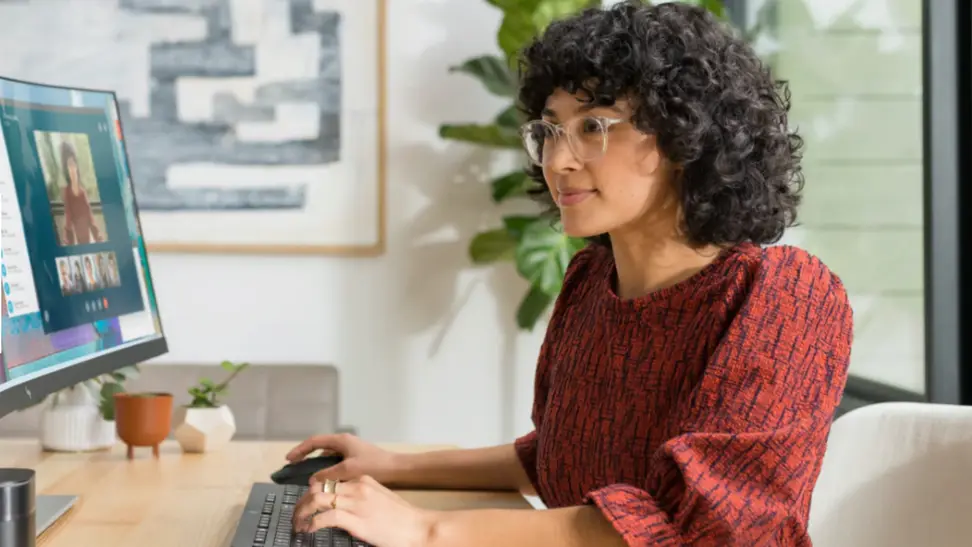 Woman working at an HP computer