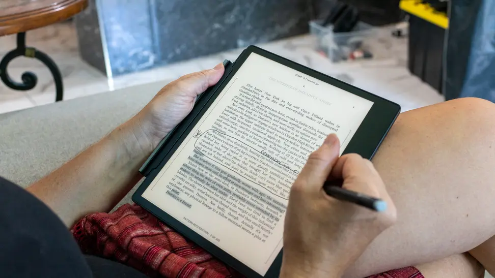 A Kobo Elipsa 2e owner is busy making notes on a document she is reading.