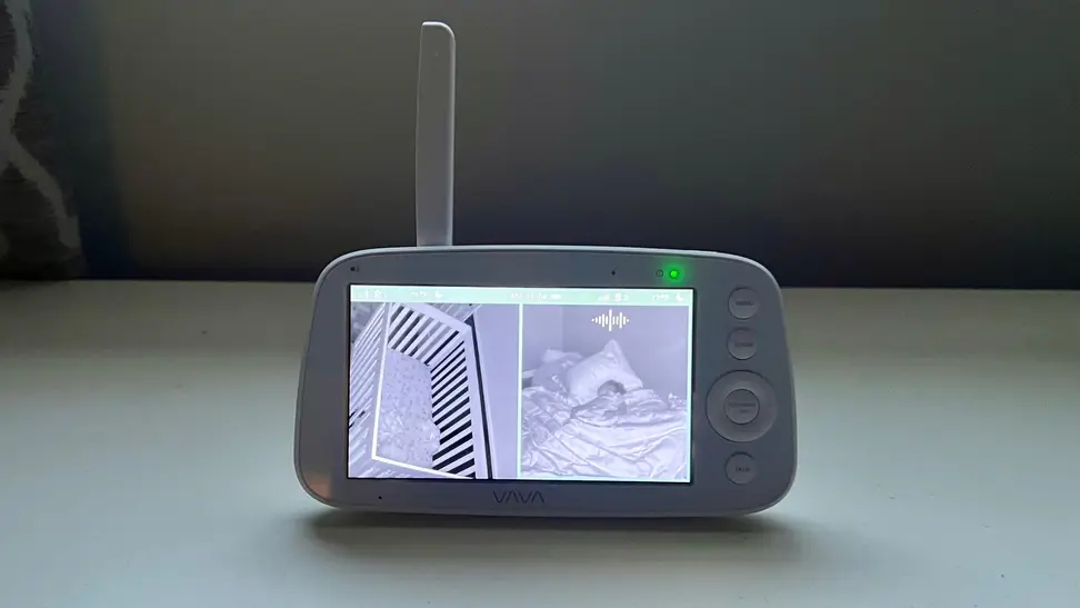 The Vava baby monitor screen showing two toddlers in bed.