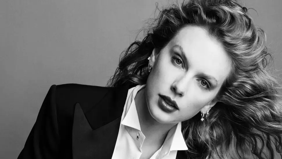 Closeup Taylor Swift in black & white