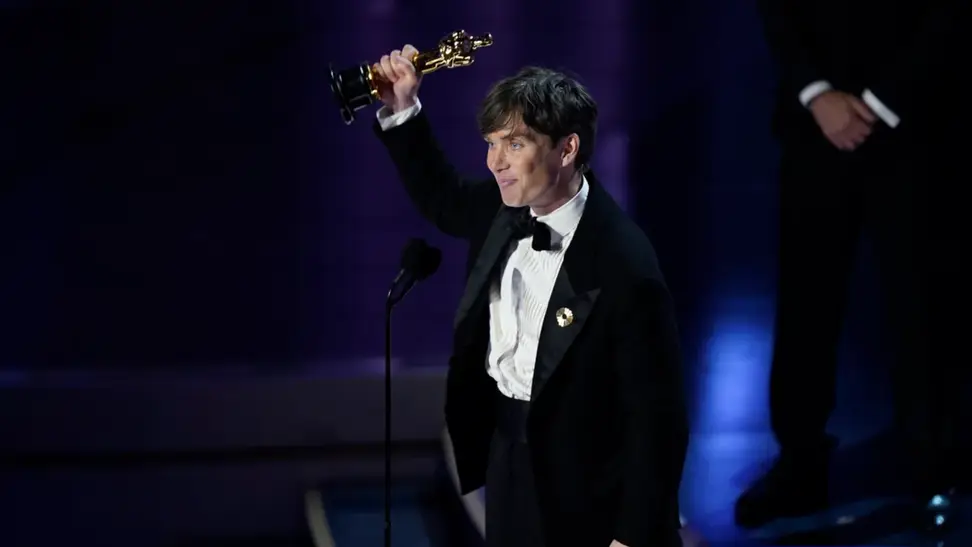 Cillian Murphy holding up an Oscar.