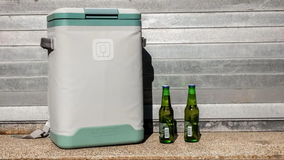 The Brümate Magpack next to two bottles of beer.